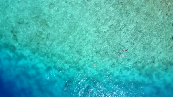 Copia spazio paesaggio di rilassante vacanza spiaggia costa dal mare blu e pulito sfondo sabbioso prima del tramonto — Video Stock