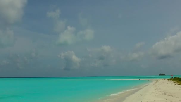 青い海と砂州の近くの白い砂の背景による穏やかな海岸のビーチ休暇の夏の風景 — ストック動画