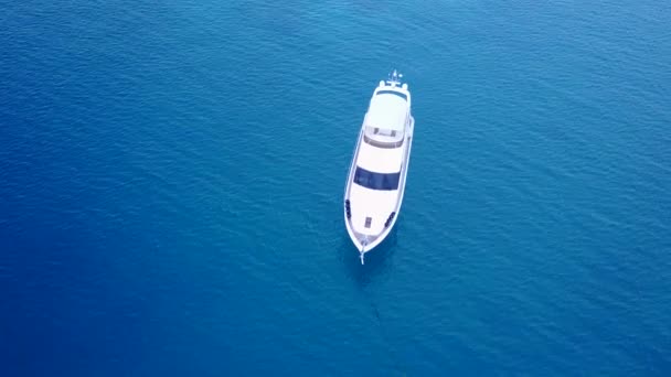 Cenário ensolarado de férias de praia ilha perfeita pelo oceano azul com fundo arenoso branco antes do pôr do sol — Vídeo de Stock