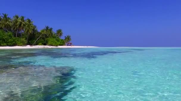 Teplé panorama klidné ostrov pláž plavba po modrém oceánu a bílé písčité pozadí v blízkosti písečného baru — Stock video