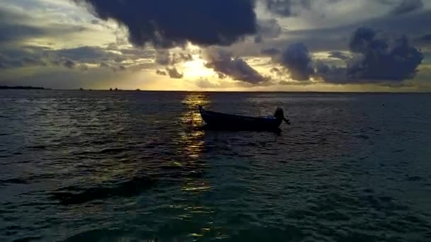 Солнечный мыс спокойного туристического пляжного путешествия по сине-зеленой лагуне и белому песчаному фону у рифа — стоковое видео