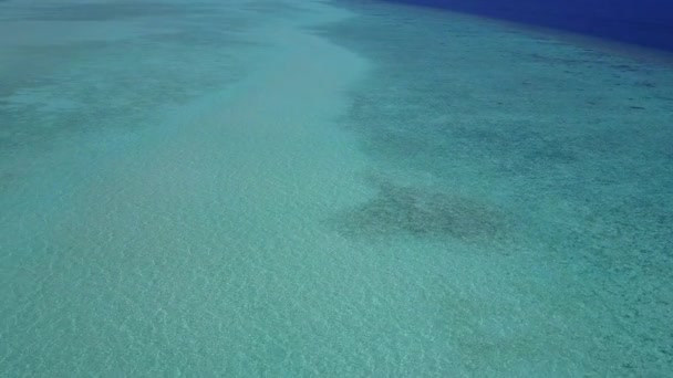 Sonniges Panorama des ruhigen Strandlebens an der blaugrünen Lagune mit weißem Sandhintergrund in der Nähe des Resorts — Stockvideo