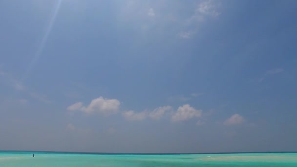 Cielo diurno di paradiso isola spiaggia avventura da oceano blu con sfondo di sabbia brillante vicino resort — Video Stock