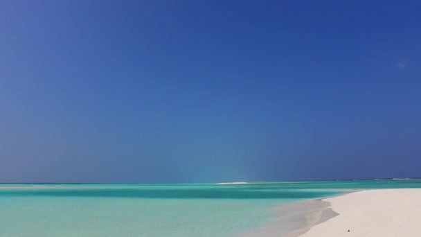Kopiera utrymme kustlandskap av lugn resort strand resa med blått hav och vit sand bakgrund nära vågor — Stockvideo