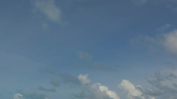 Копіювати простір неба розкішного узбережжя пляжу час на прозору лагуну з білим піщаним фоном біля серфінгу — стокове відео