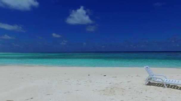 Tropikal deniz kıyısı yaban hayatının romantik gökyüzü Mavi lagün ve dalgaların yakınındaki parlak kum arka planı — Stok video