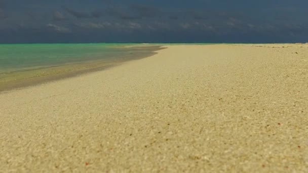 蔚蓝的大海和接近海浪的白沙滩背景下，阳光普照的海滨探险之旅 — 图库视频影像