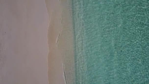 Paisaje marino de drones aéreos de lujo viaje a la playa por el océano azul con fondo arenoso brillante — Vídeo de stock