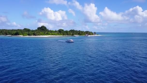Güneş batmadan önce berrak okyanus ve beyaz kumlu arka plan ile lüks tatil beldesi plaj macerası manzarası — Stok video