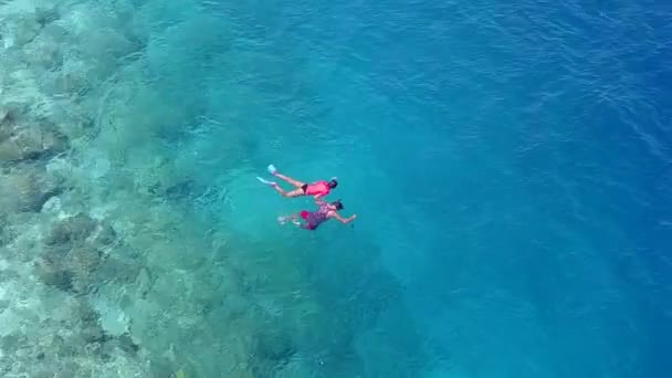 Textura ensolarada de férias perfeitas na praia por mar azul e fundo de areia branca após o nascer do sol — Vídeo de Stock