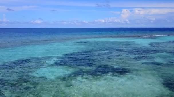 Verão resumo da bela viagem de praia lagoa por oceano transparente com fundo de areia branca perto de restinga — Vídeo de Stock