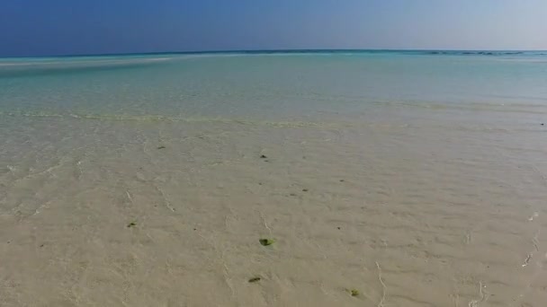 Cielo vuoto di bella vacanza spiaggia baia da oceano poco profondo con sfondo di sabbia bianca vicino banco di sabbia — Video Stock