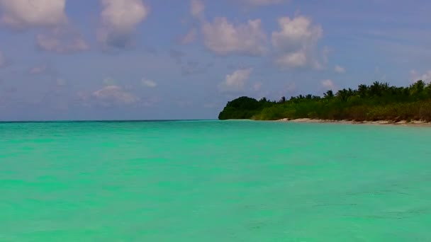 Verão céu do paraíso vista mar praia tempo pelo mar azul com fundo arenoso branco na luz do sol — Vídeo de Stock