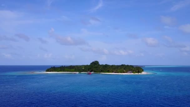 Légi drón utazás tengeri kilátás tengerparti nyaralás kék víz fehér homok háttér — Stock videók