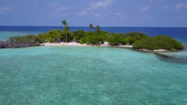 Tagsüber perfekter Strandurlaub durch flache Lagune und weißen Sandhintergrund nach Sonnenaufgang — Stockvideo