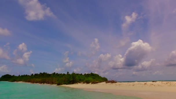 Struttura soleggiata di tranquilla vacanza al mare vista mare da laguna trasparente e sfondo sabbioso luminoso prima del tramonto — Video Stock