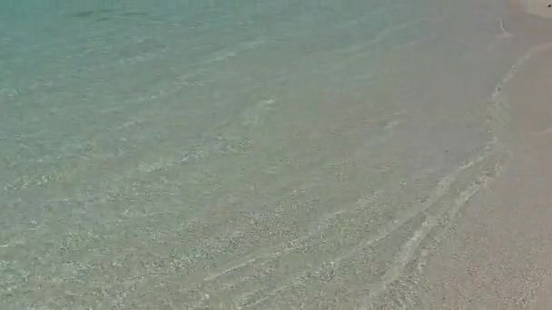 Paisaje marino diurno de hermosas vacaciones en la playa de la bahía junto a la laguna azul y el fondo de arena blanca cerca del arrecife — Vídeos de Stock