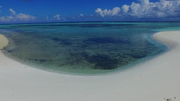 リゾートの近くに白い砂の背景を持つ透明な水で静かな海の景色のビーチタイムの広い角度抽象 — ストック動画