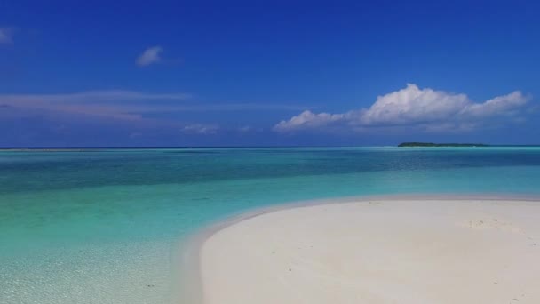 Weitwinkelstruktur des ruhigen Resorts Strand Reise durch blaues Wasser mit weißem Sand Hintergrund in der Nähe von Wellen — Stockvideo