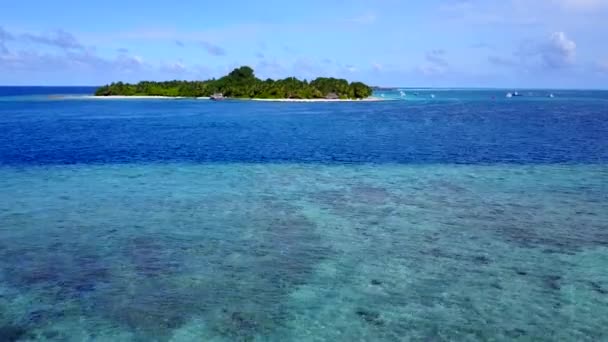 Cálido paisaje marino de exótica isla playa romper por el mar azul con fondo de arena blanca cerca de las olas — Vídeos de Stock