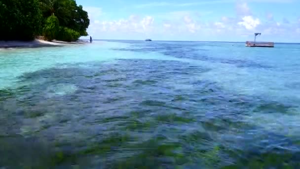 해가 뜬 후 파란색 물과 깨끗 한 모래로 가득 찬 고요 한 석호 해변의 추상적 인 휴일 — 비디오