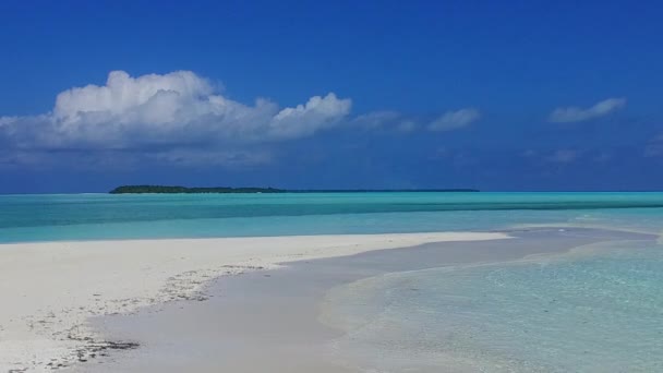 Romantisches Meer von maritimen touristischen Strand Zeit durch seichtes Meer mit weißem Sand Hintergrund in der Nähe Sandbank — Stockvideo