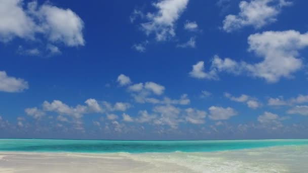 Estate natura di tranquilla baia spiaggia tempo da oceano blu con sfondo sabbioso luminoso vicino alla barriera corallina — Video Stock