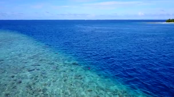 Deniz lagününün romantik turizmi. Mavi deniz kıyısında kumsalın yanında temiz kumlu bir arka plan. — Stok video