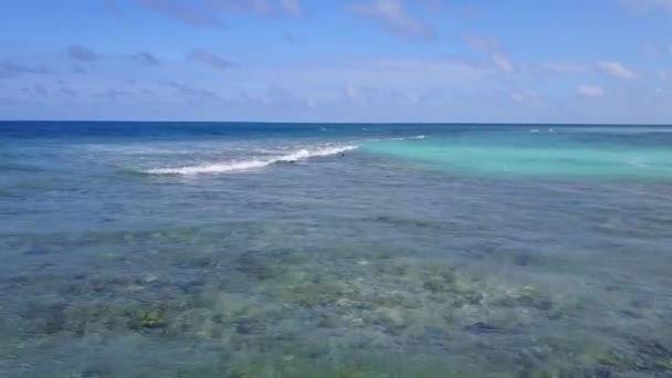 Romantyczna podróż morskiej linii brzegowej plaża podróż niebieską wodą z białym, piaszczystym tłem w pobliżu surfowania — Wideo stockowe