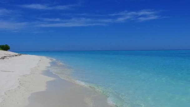 Paisaje aéreo de drones de relajante costa tiempo de playa por océano azul con fondo de arena blanca — Vídeo de stock