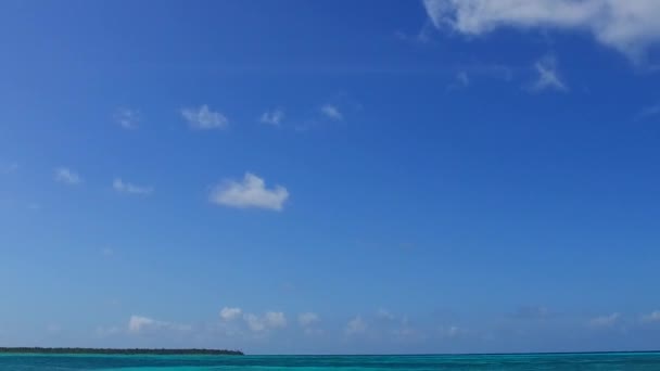 Cielo diurno di lusso vista mare spiaggia viaggio da blu mare verde con sfondo di sabbia bianca vicino alla barriera corallina — Video Stock