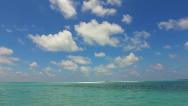 Kopiuj przestrzeń panorama rajskiej laguny wakacje na plaży przez aqua niebieski ocean i białe piaszczyste tło w świetle słonecznym — Wideo stockowe