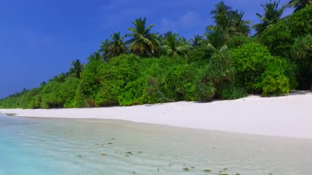 Close up turismo de resort tranquilo tempo de praia por mar azul e fundo arenoso branco perto de surf — Vídeo de Stock