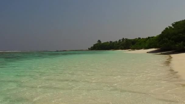 Gros plan ciel exotique bord de mer plage voyage par mer bleue avec fond de sable blanc près des palmiers — Video