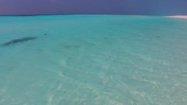 Close-up hemel van rustige lagune strand breken door blauwe zee met wit zand achtergrond in de buurt van surfen — Stockvideo