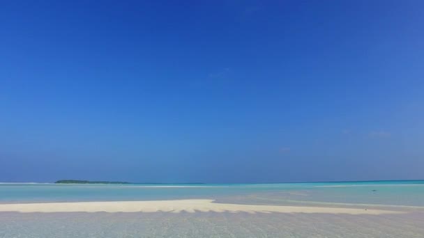 Paisaje soleado de la costa paradisíaca vacaciones en la playa de agua azul aguamarina con fondo de arena blanca cerca del surf — Vídeos de Stock