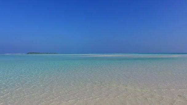 Romantyczny pejzaż morski raju zatoka plaża podróż przez błękitną wodę i biały piasek tło w pobliżu fal — Wideo stockowe