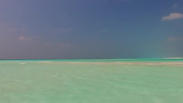 잔잔 한 초호 해변의 낭만적 인 감촉, 파도 근처의 푸른 물과 하얀 모래 배경 — 비디오
