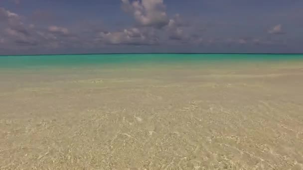 Panorama estival de luxe plage bord de mer style de vie par l'océan bleu aqua et fond sablonneux brillant après le lever du soleil — Video