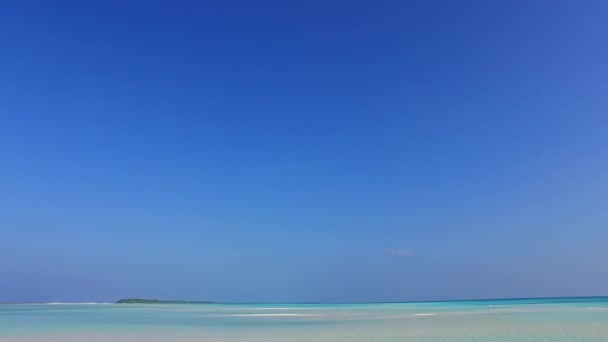 Meleg táj paradicsom lagúna strand szünet által aqua kék tenger fehér homokos háttér közelében hullámok — Stock videók