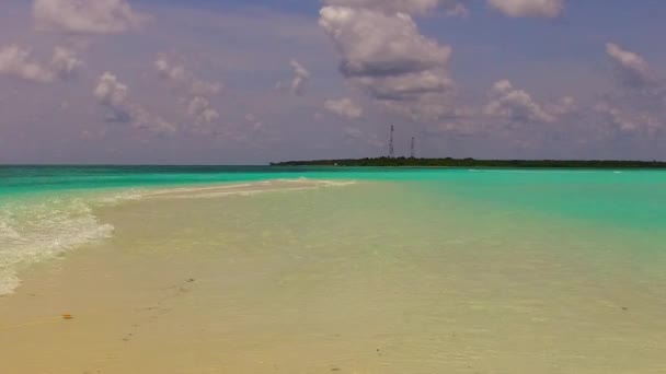 浅い海と砂州の近くの白い砂の背景によるパラダイスベイビーチの休日の暖かい抽象 — ストック動画