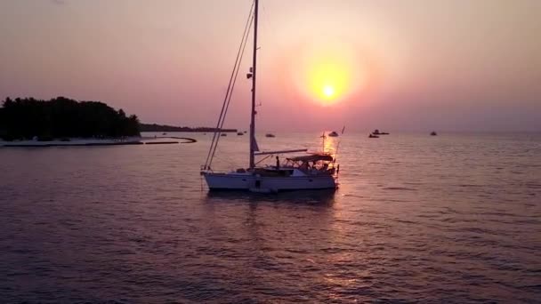 Paesaggio romantico di paradiso baia spiaggia viaggio da acqua blu con sfondo di sabbia bianca dopo l'alba — Video Stock