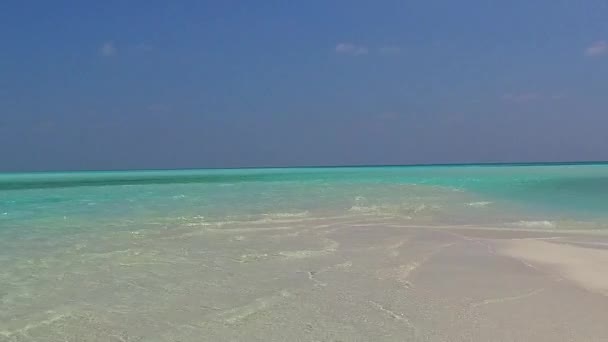 Panorama romântico de viagem de praia perfeita costa por mar transparente e fundo de areia branca perto de palmas — Vídeo de Stock
