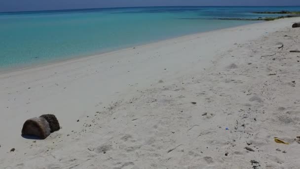 Zonnige hemel van rustige kust strand reis door blauwe lagune en wit zand achtergrond in zonlicht — Stockvideo