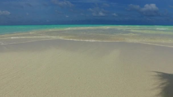 Romantische Landschaft von Paradies Resort Strandurlaub am blauen Meer und weißen Sandhintergrund nach Sonnenaufgang — Stockvideo
