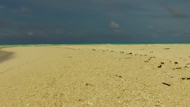 Zomer textuur van perfecte strand vakantie aan zee door blauwe oceaan met wit zand achtergrond in de buurt van zandbank — Stockvideo