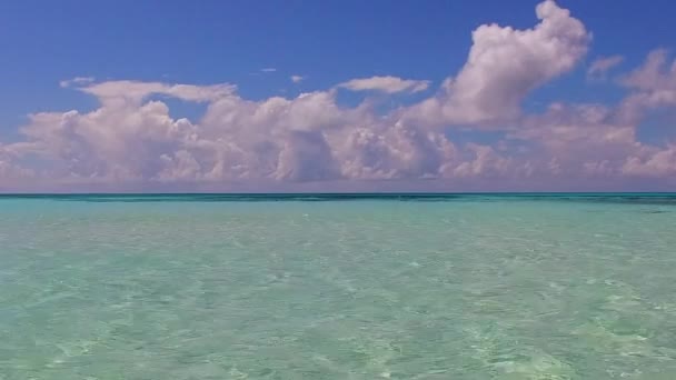 Céu de ângulo largo de mar perfeito vista viagem de praia por azul oceano verde e fundo de areia branca perto de barra de areia — Vídeo de Stock