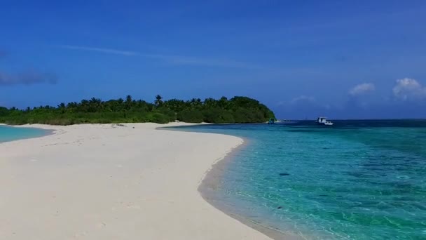 Közelkép táj paradicsom üdülőhely strand utazás vízi kék óceán fehér homok háttér közelében hullámok — Stock videók