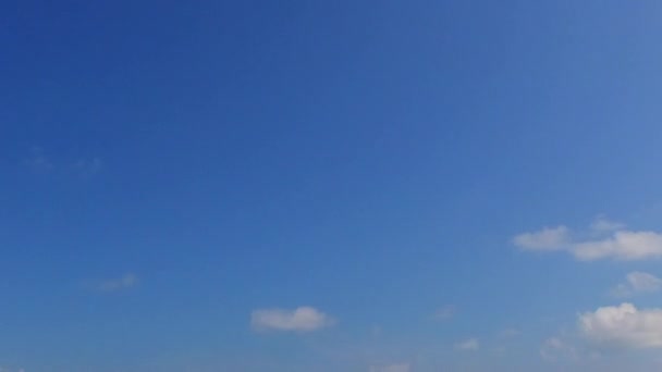 Panorama vuoto di lusso beach break costa da acqua blu con sfondo di sabbia bianca vicino a banco di sabbia — Video Stock