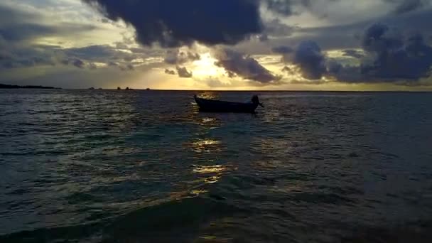Летние путешествия на пляже на побережье после восхода солнца прерываются синей водой и белым песком на фоне моря — стоковое видео
